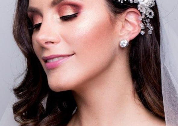 Carolina Indacochea - ELHAnovias - Maquillaje y peinado