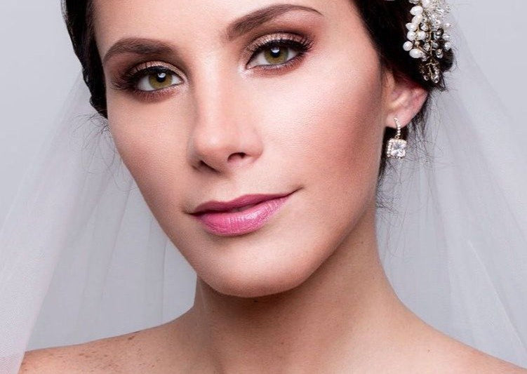Carolina Indacochea - ELHAnovias - Maquillaje y peinado