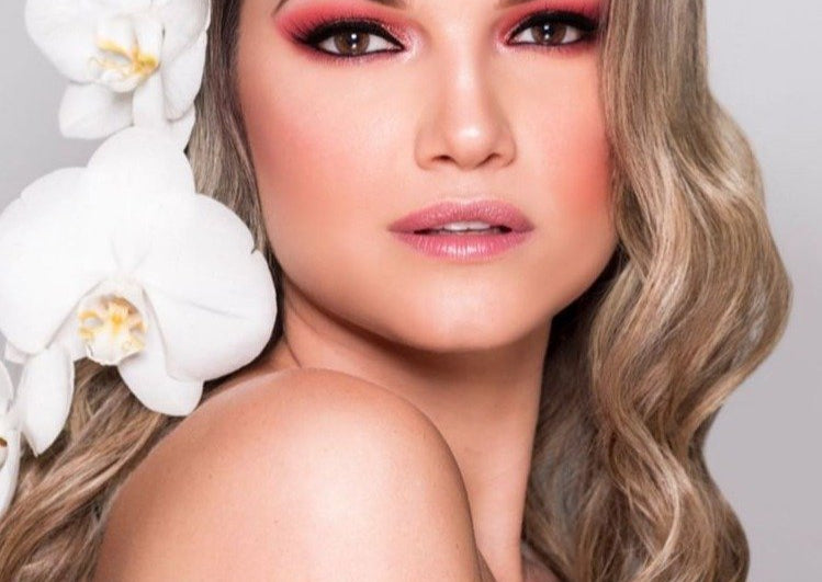 Carolina Indacochea - ELHAnovias - Maquillaje y peinado