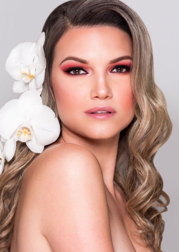 Carolina Indacochea - ELHAnovias - Maquillaje y peinado